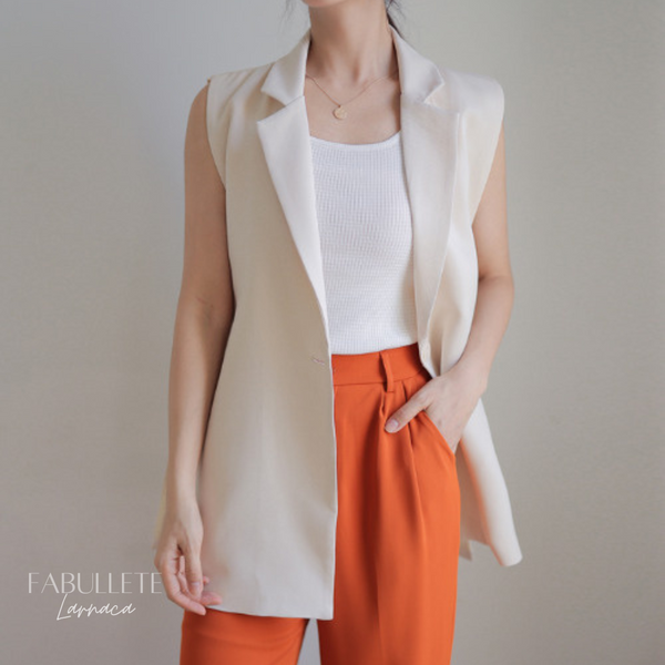 roupa de mulherModa femininacolete que nao sai de modaColete de Botão Frontal Vintage Larnacacolete de botão frontalcolete de botãocolete da modacolete com botão na frentecolete botao das antigascolete aberto do lado