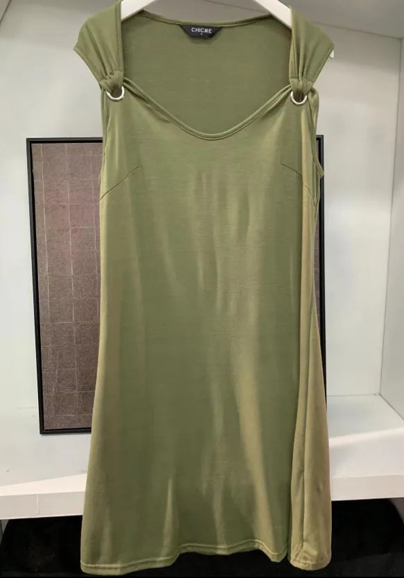 Vestuário minimalistaVestido sem Mangas Reto com Ilhósvestido sem mangasvestido com ilhósVersatilidade modernaLeveza e confortoEstilo contemporâneovestidovestido da modavestido longovestido leve