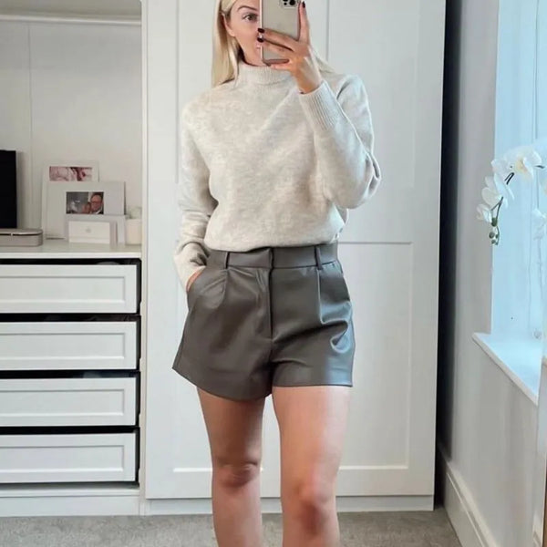 Short feminino couroModa versátilEstilo casual sofisticadoElegância em couroDurabilidade de couroConforto luxuosoModa femininaShort Couroshort em couroshort