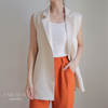 roupa de mulherModa femininacolete que nao sai de modaColete de Botão Frontal Vintage Larnacacolete de botão frontalcolete de botãocolete da modacolete com botão na frentecolete botao das antigascolete aberto do lado