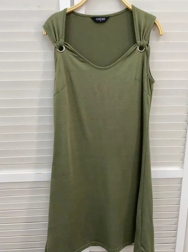 Vestuário minimalistaVestido sem Mangas Reto com Ilhósvestido sem mangasvestido com ilhósVersatilidade modernaLeveza e confortoEstilo contemporâneovestidovestido da modavestido longovestido leve